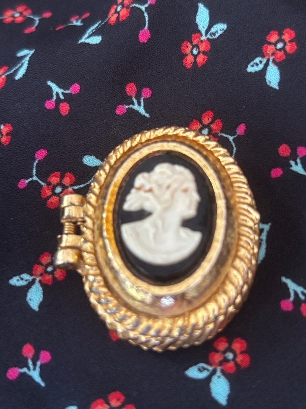 Vintage cameo pill trinket box